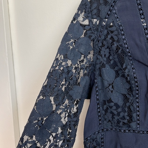 ASTR THE LABEL Navy Hallie Lace V Neck Lace Top Size L - Picture 5 of 5